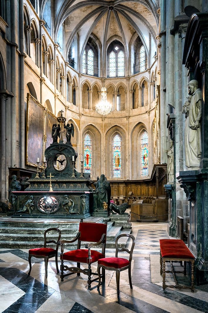 /uploads/Abbaye_St_Antoine_le_coeur_chaises_rouges_21fce10121.jpg
