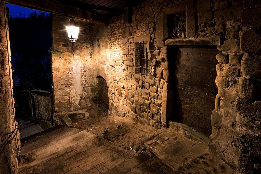 /uploads/Nuit_a_Saint_Antoine_escaliers_vieille_porte_85d58766ce.jpg